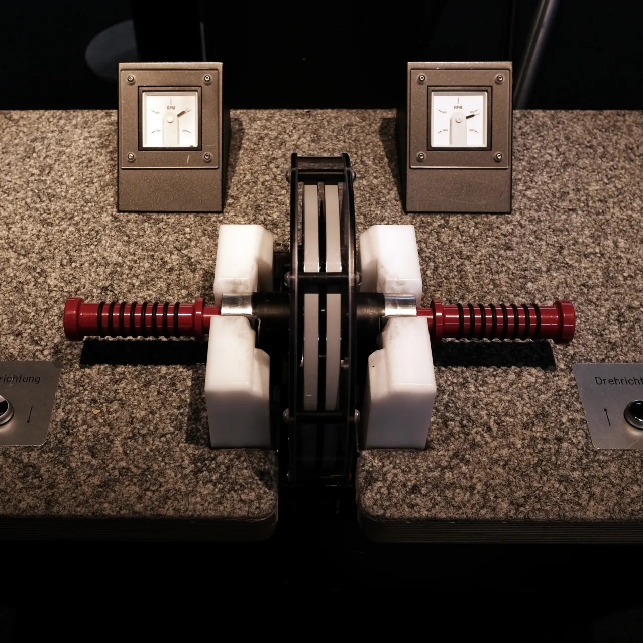10089 Drehstuhl mit elektrischem Doppelkreisel Detail 10089 Drehstuhl mit elektrischem Doppelkreisel Detail