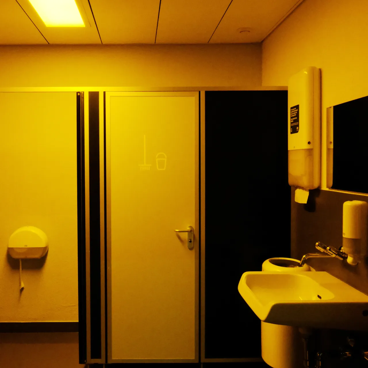 11903 Die gelbe Toilette Herren 2 OG T2 Haupt 11903 Die gelbe Toilette Herren 2 OG T2 Haupt