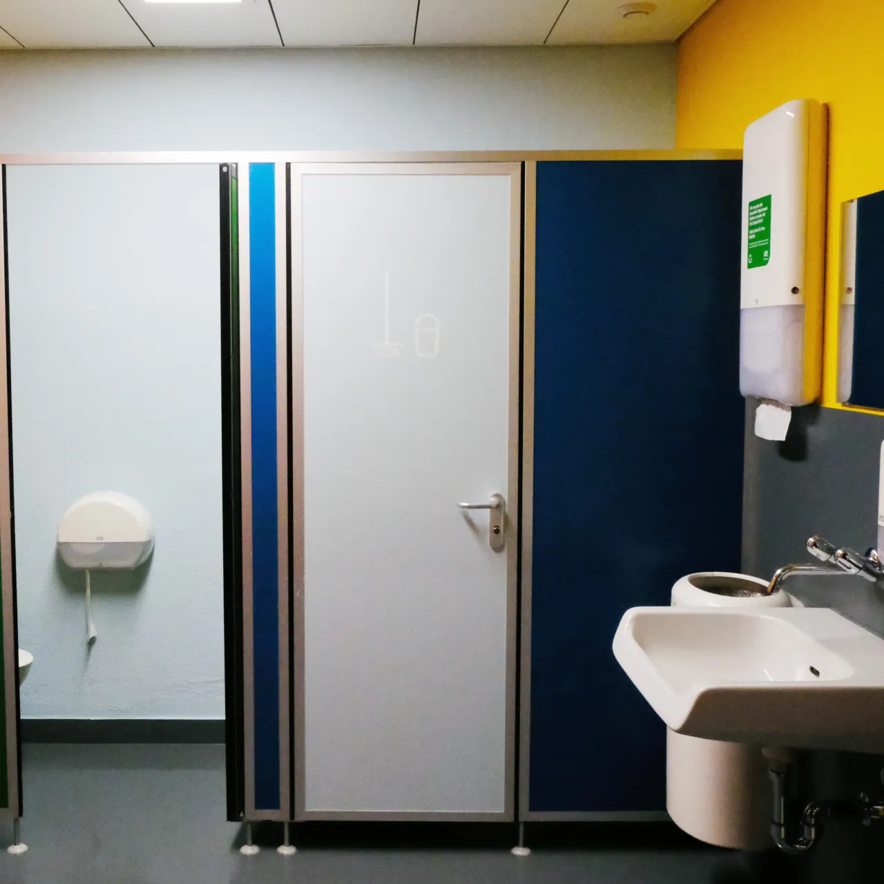 11903 Die gelbe Toilette Herren 2 OG T2 Detail 11903 Die gelbe Toilette Herren 2 OG T2 Detail